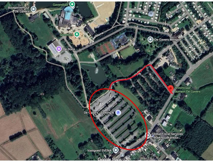 Luchtfoto van De Gavers met parking A omcirkeld en de aanrijroute ernaartoe in rood