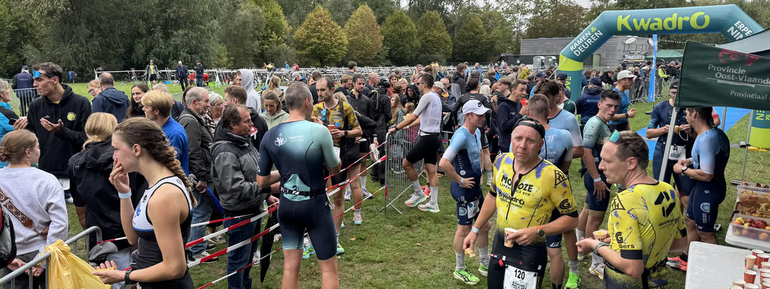 Deelnemers en publiek bij de aankomstboog aan De Gavers.