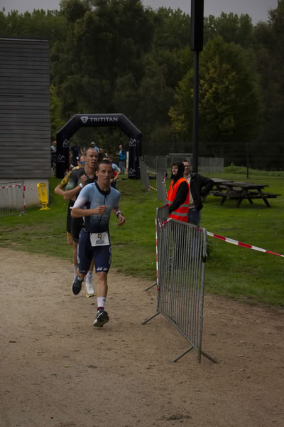 A competitor on the run loop along the water at De Gavers.