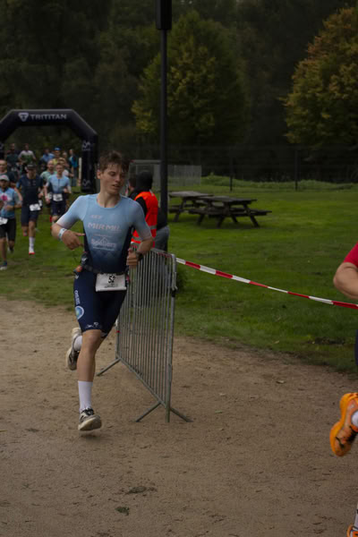 A competitor on the run loop along the water at De Gavers.