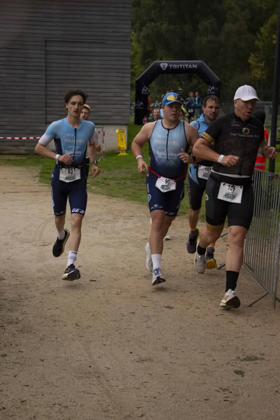 A competitor on the run loop along the water at De Gavers.