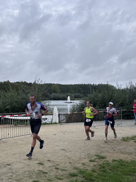A competitor on the run loop along the water at De Gavers.