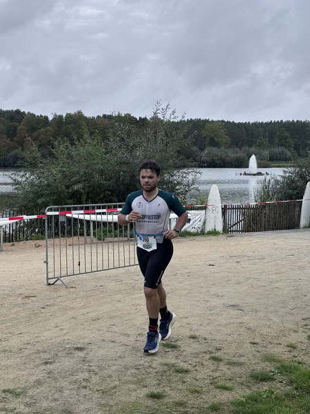 A competitor on the run loop along the water at De Gavers.