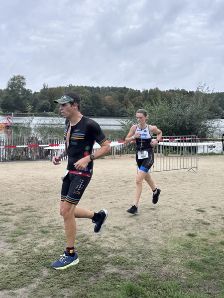 A competitor on the run loop along the water at De Gavers.