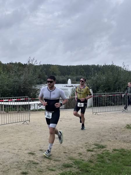 A competitor on the run loop along the water at De Gavers.