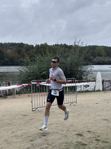 A competitor on the run loop along the water at De Gavers.