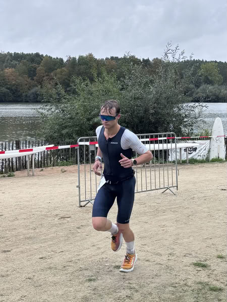 A competitor on the run loop along the water at De Gavers.
