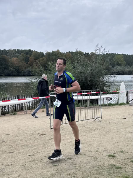 A competitor on the run loop along the water at De Gavers.