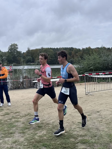 A competitor on the run loop along the water at De Gavers.