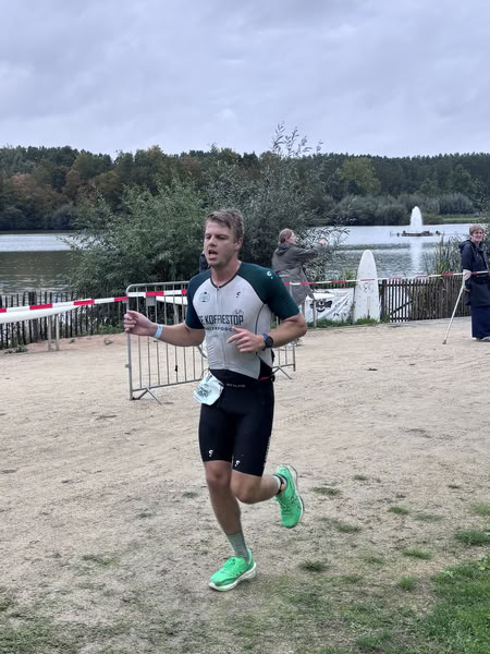 A competitor on the run loop along the water at De Gavers.