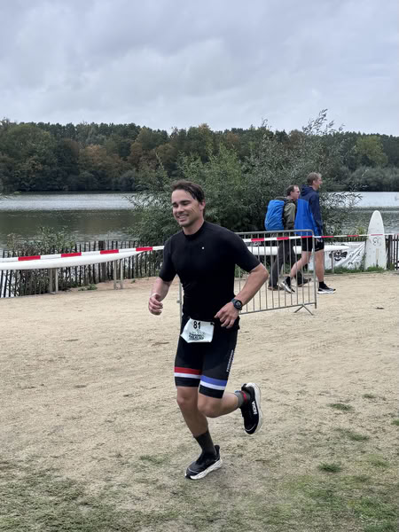 A competitor on the run loop along the water at De Gavers.