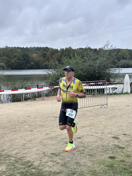 A competitor on the run loop along the water at De Gavers.