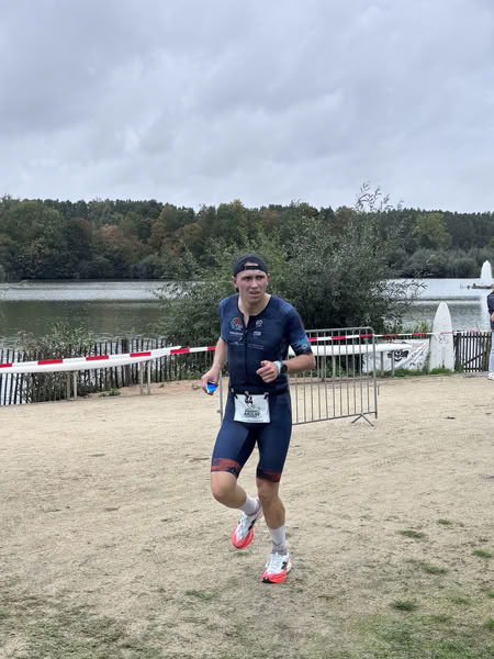 A competitor on the run loop along the water at De Gavers.
