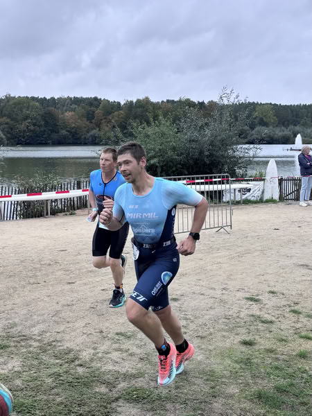 A competitor on the run loop along the water at De Gavers.