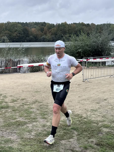 A competitor on the run loop along the water at De Gavers.