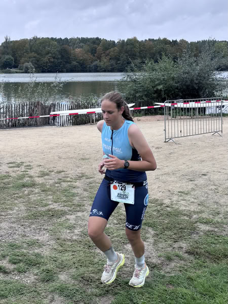 A competitor on the run loop along the water at De Gavers.
