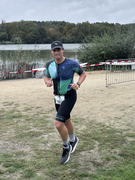 A competitor on the run loop along the water at De Gavers.