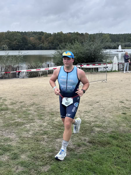A competitor on the run loop along the water at De Gavers.