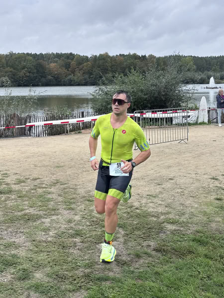 A competitor on the run loop along the water at De Gavers.