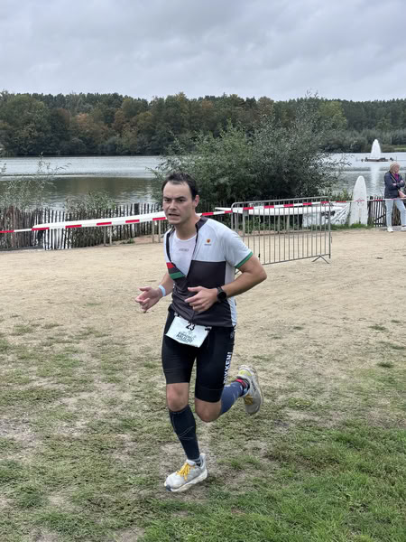 A competitor on the run loop along the water at De Gavers.
