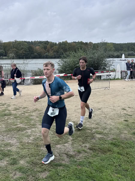 A competitor on the run loop along the water at De Gavers.