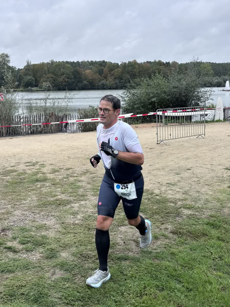 A competitor on the run loop along the water at De Gavers.