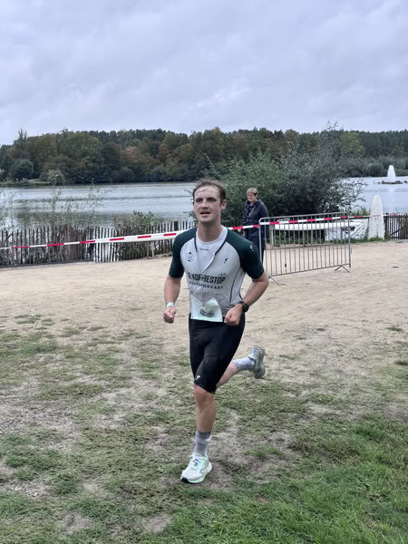 A competitor on the run loop along the water at De Gavers.