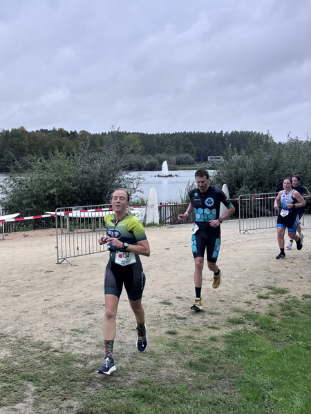 A competitor on the run loop along the water at De Gavers.