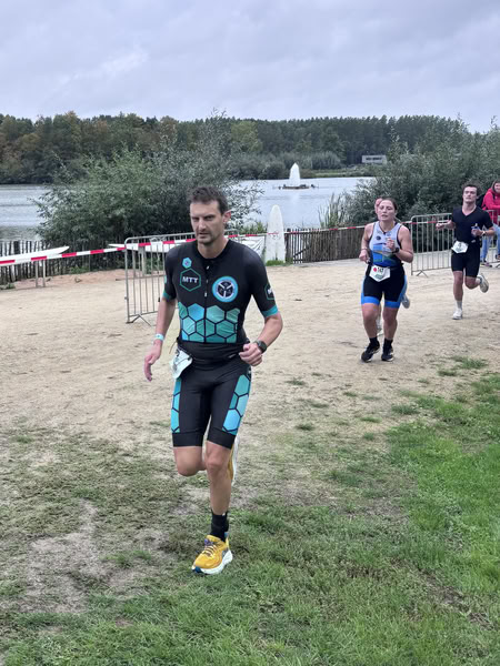 A competitor on the run loop along the water at De Gavers.