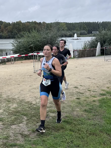 A competitor on the run loop along the water at De Gavers.