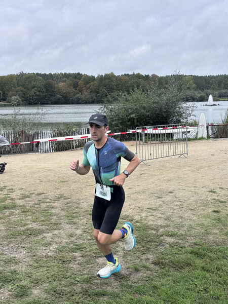 A competitor on the run loop along the water at De Gavers.
