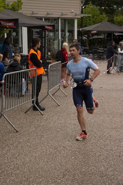 A competitor on the run loop along the water at De Gavers.