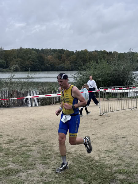 A competitor on the run loop along the water at De Gavers.