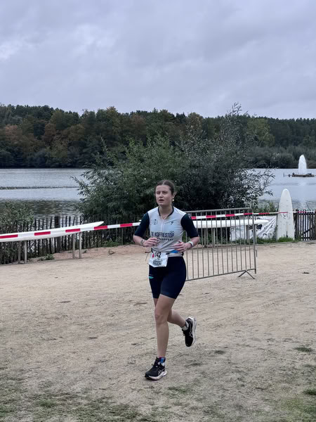 A competitor on the run loop along the water at De Gavers.