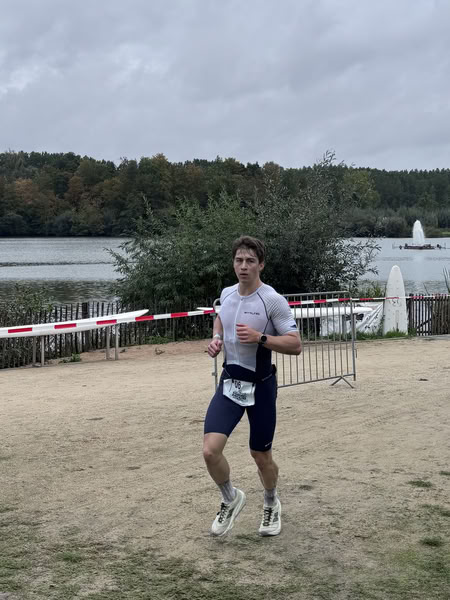 A competitor on the run loop along the water at De Gavers.