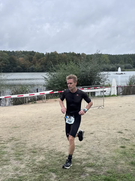A competitor on the run loop along the water at De Gavers.