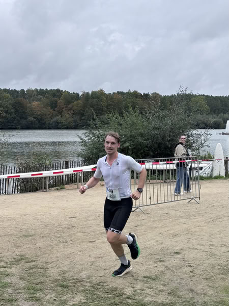 A competitor on the run loop along the water at De Gavers.