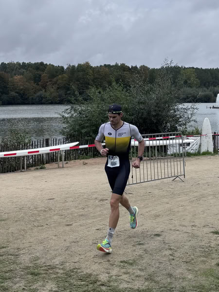 A competitor on the run loop along the water at De Gavers.