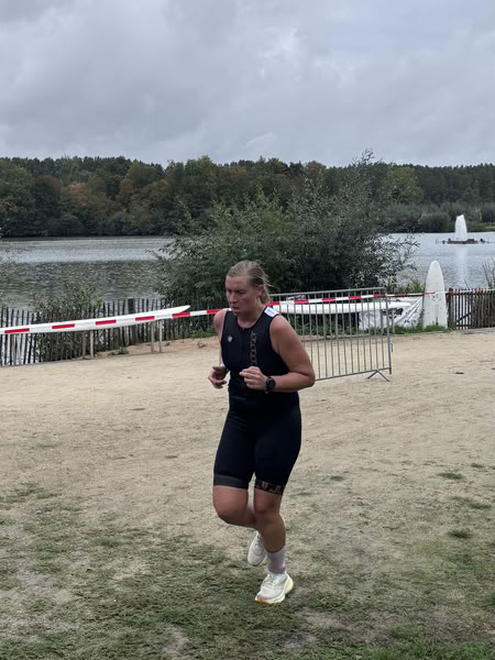 A competitor on the run loop along the water at De Gavers.