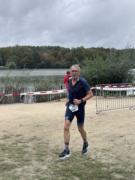 A competitor on the run loop along the water at De Gavers.