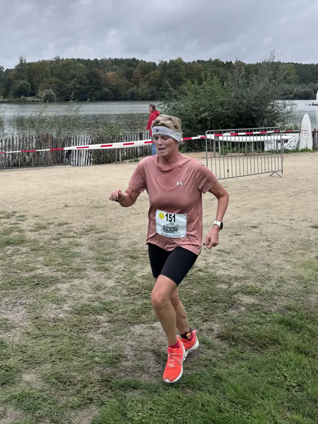 A competitor on the run loop along the water at De Gavers.