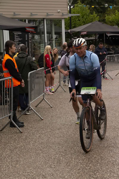 A competitor on the run loop along the water at De Gavers.