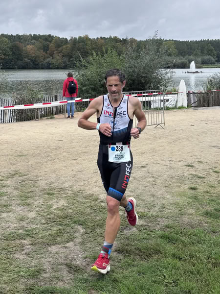 A competitor on the run loop along the water at De Gavers.