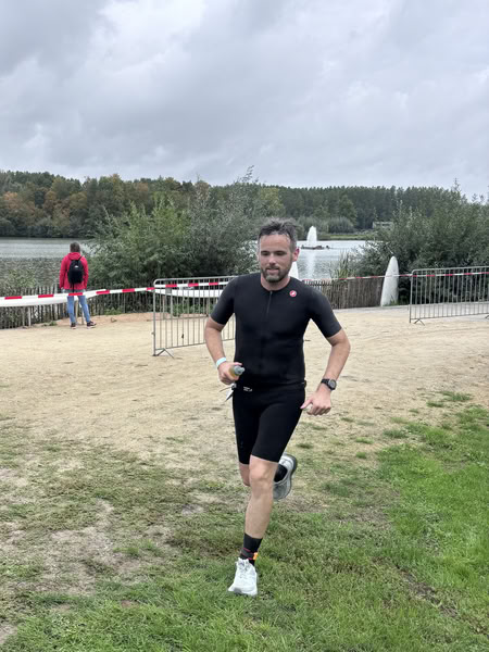 A competitor on the run loop along the water at De Gavers.