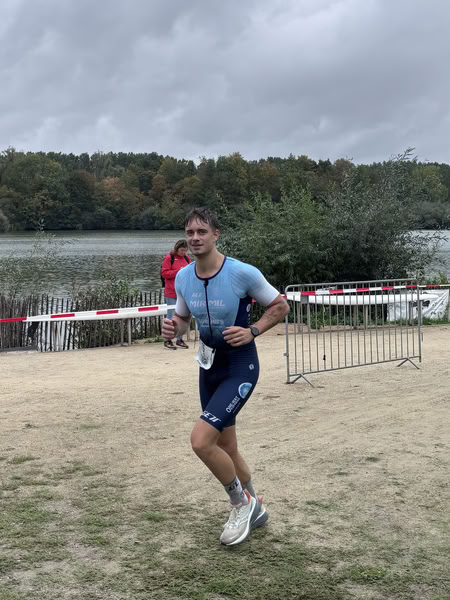 A competitor on the run loop along the water at De Gavers.