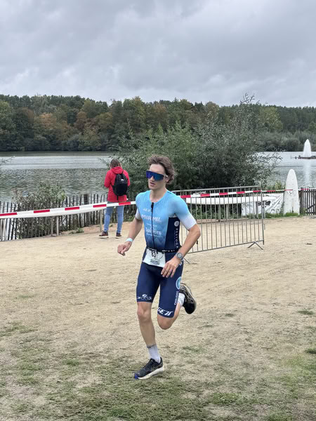 A competitor on the run loop along the water at De Gavers.
