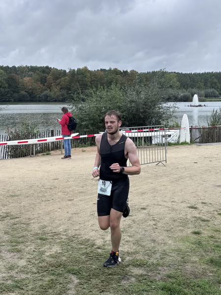 A competitor on the run loop along the water at De Gavers.