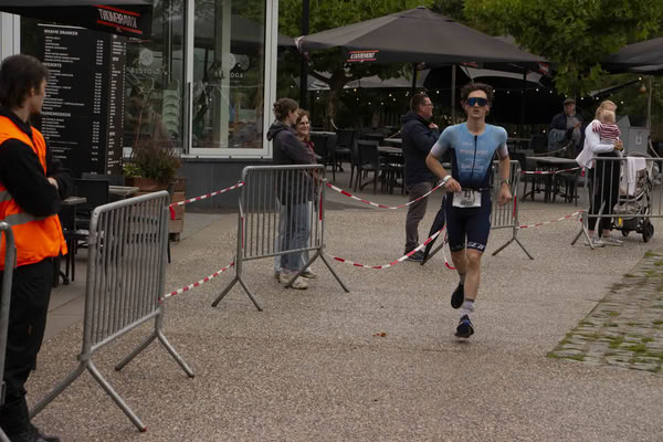 A competitor on the run loop along the water at De Gavers.