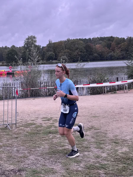 A competitor on the run loop along the water at De Gavers.