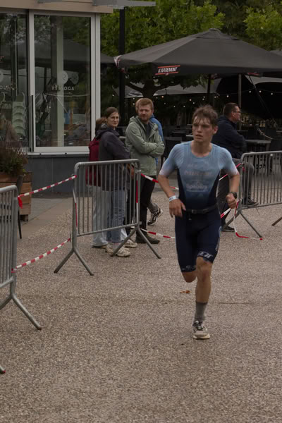 A competitor on the run loop along the water at De Gavers.